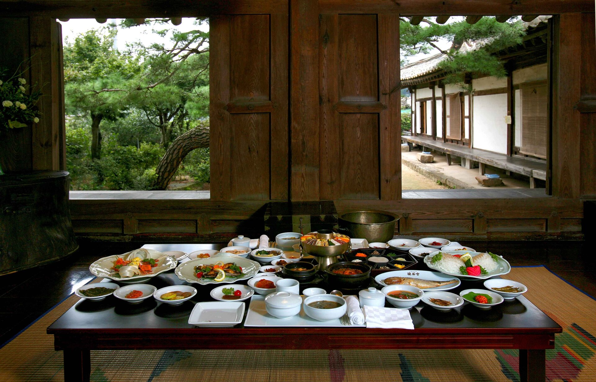 Hanjeongsik (Traditional Full Course Meal)